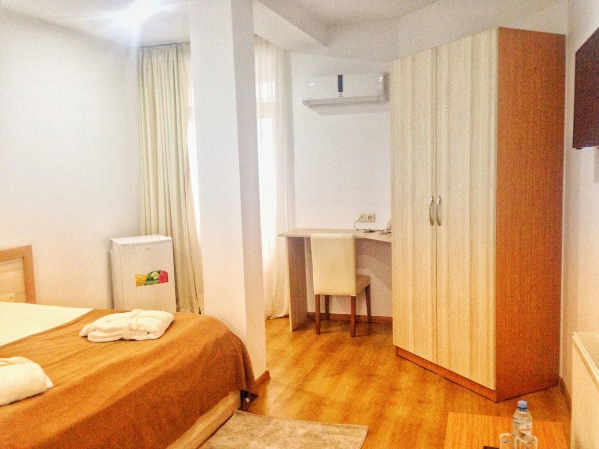 Hotel Marseille バトゥーミ エクステリア 写真